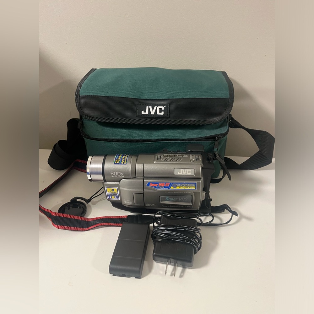 JVC GR-SXM245U Camcorder Camera No Tasted With Charger And Bag , cover takes off